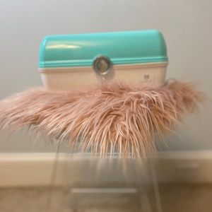 turquoise and white caboodle